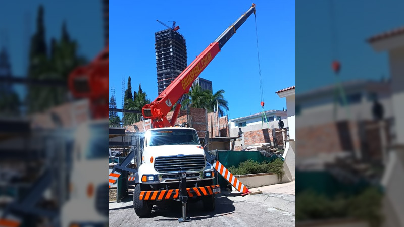 05-grua-titan-de-25-toneladas-gruas-industriales-perez-renta-de-gruas-industriales